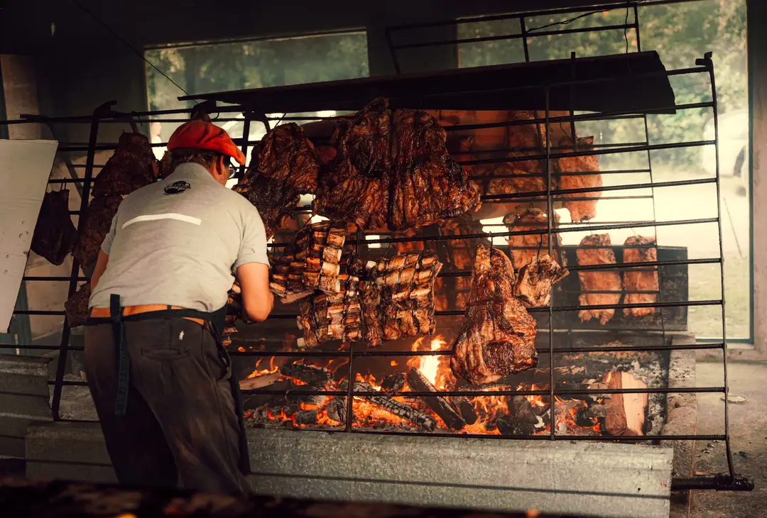 Préparation d’un asado en plein air à Uribelarrea, en Argentine