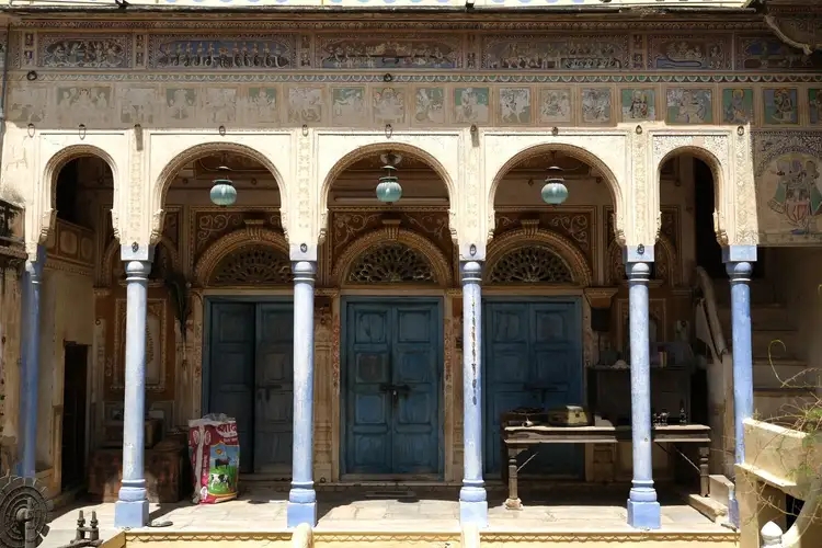 Explorez les détails complexes de la façade historique du Gulab Rai Ladia Haveli à Mandawa, au Rajasthan