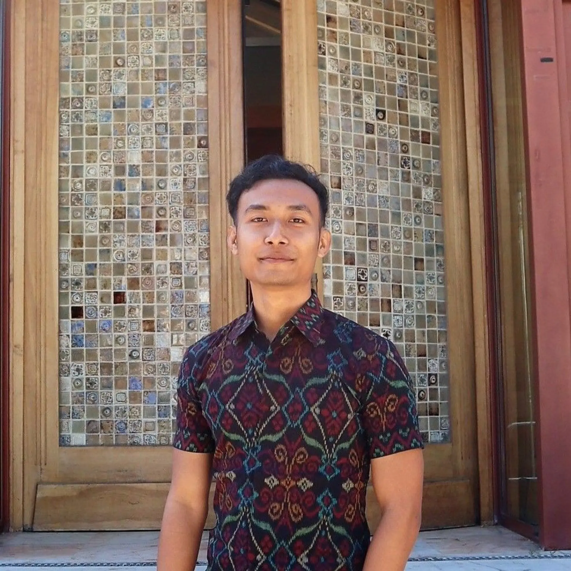 Portrait de Gustu, expert Shanti Travel pour l’Indonésie, passionné par Bali, Lombok, nature luxuriante, volcans et cérémonies locales.