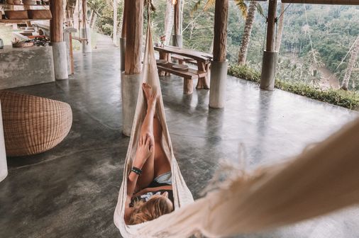 Voyage en Asie — Moment de détente dans un hamac face au jardin d’une villa balinaise, ambiance calme et farniente.