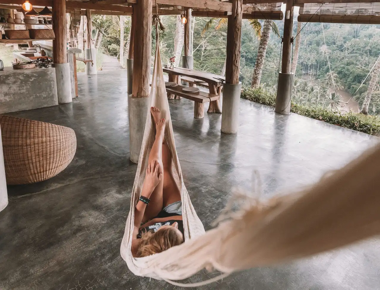 Voyage en Asie — Moment de détente dans un hamac face au jardin d’une villa balinaise, ambiance calme et farniente.