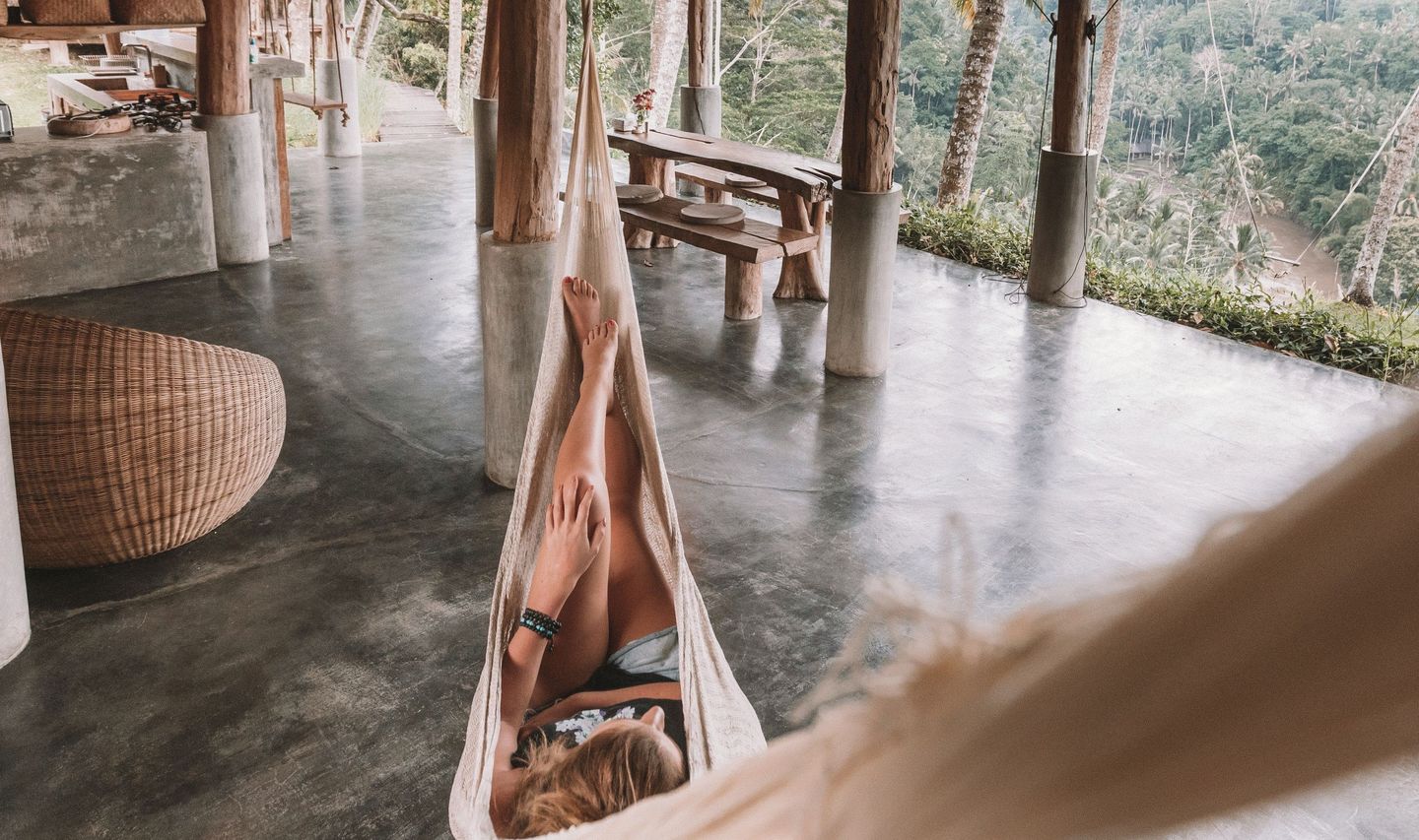 Voyage en Asie — Moment de détente dans un hamac face au jardin d’une villa balinaise, ambiance calme et farniente.