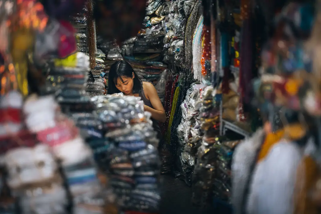 Intérieur de la boutique Liu Lo Arts à Hanoï, regorgeant de bijoux, vêtements et accessoires faits main sur le thème du Vietnam.