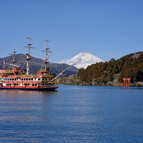 Vue sur le mont Fuji avec le bateau pirate et le torii de Hakone