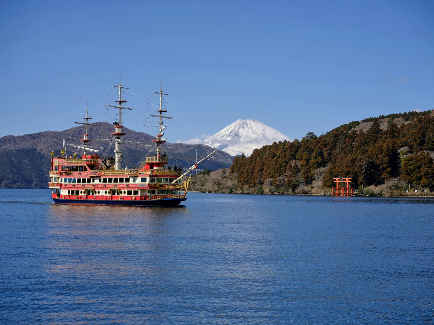 Vue sur le mont Fuji avec le bateau pirate et le torii de Hakone