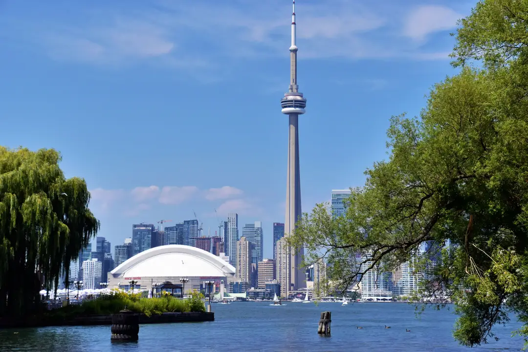 Horizon vibrant de Toronto avec la Tour CN et le Rogers Centre