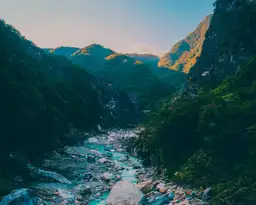 Rivière serpentant au fond des impressionnantes gorges de marbre de Taroko bordées de montagnes verdoyantes à Taïwan.