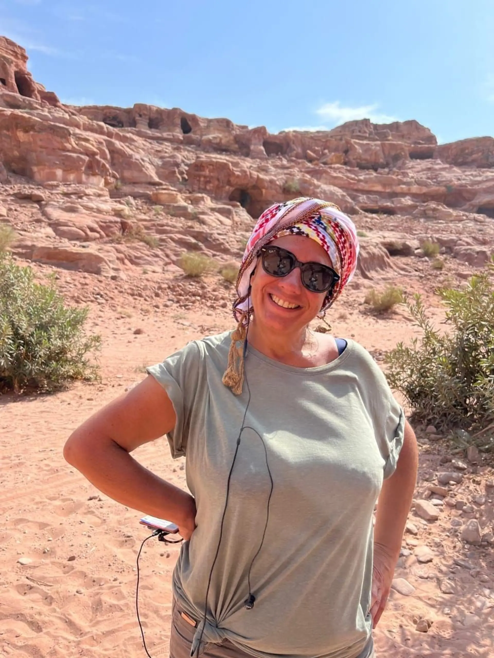 Portrait d’Astrid, experte Shanti Travel pour la Jordanie, Oman et l’Ouzbékistan, passionnée de nature et de randonnées dans le Wadi Shab.