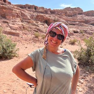 Portrait d’Astrid, experte Shanti Travel pour la Jordanie, Oman et l’Ouzbékistan, passionnée de nature et de randonnées dans le Wadi Shab.