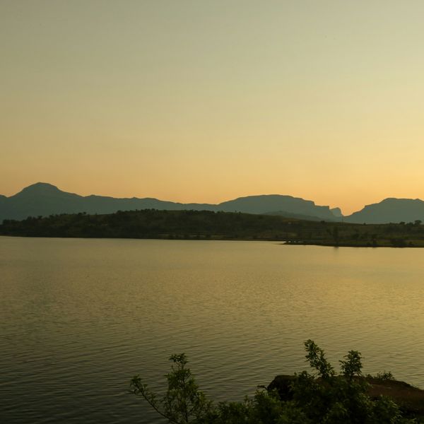 Le lac de Bhandardara au coucher du soleil lors d'un voyage dans le Maharashtra