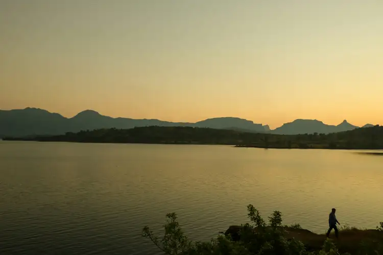 Le lac de Bhandardara au coucher du soleil lors d'un voyage dans le Maharashtra