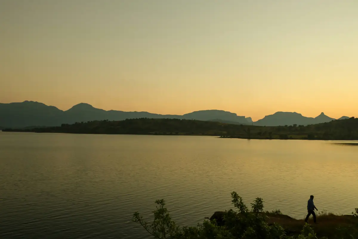 Le lac de Bhandardara au coucher du soleil lors d'un voyage dans le Maharashtra