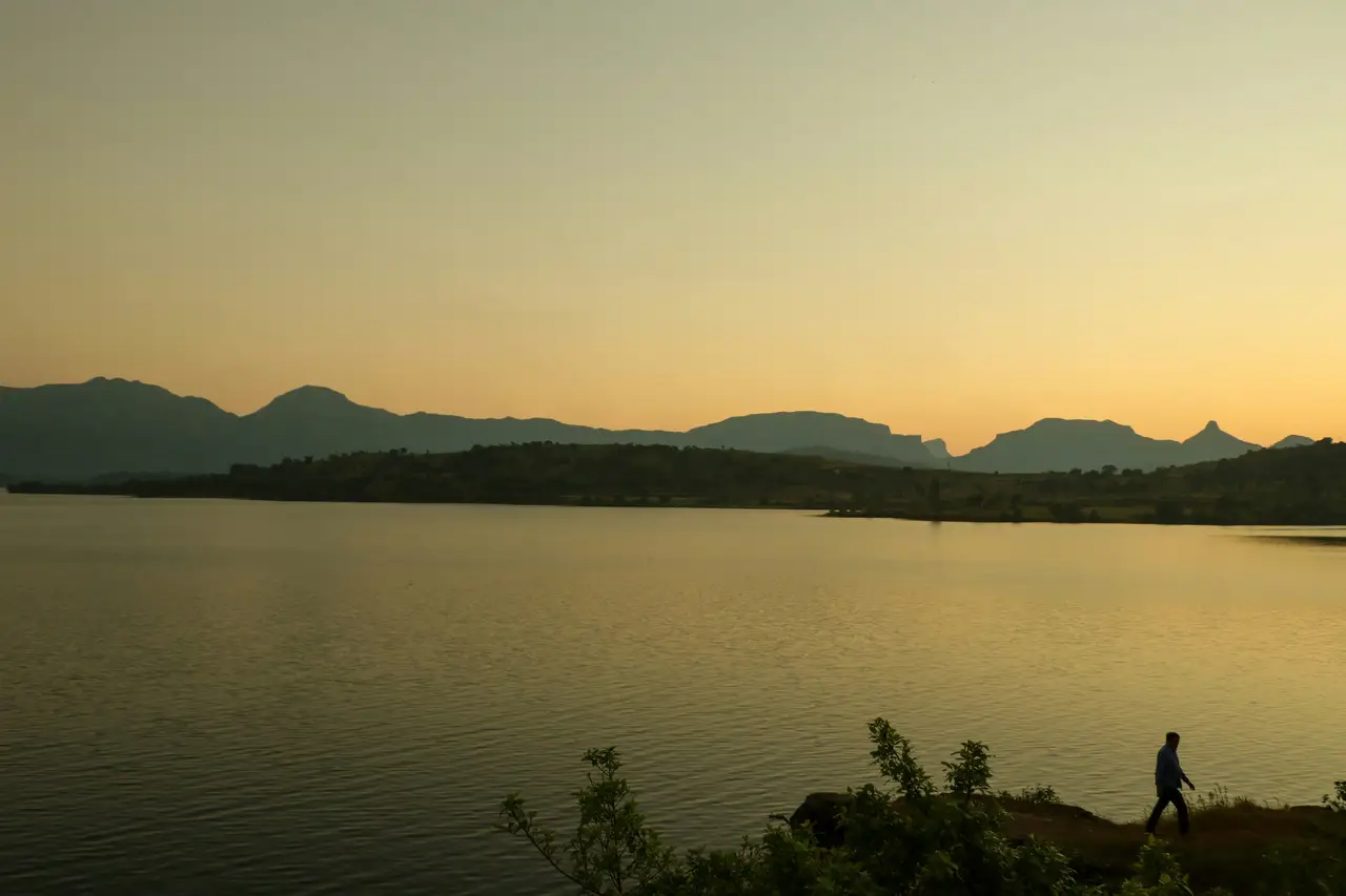 Le lac de Bhandardara au coucher du soleil lors d'un voyage dans le Maharashtra