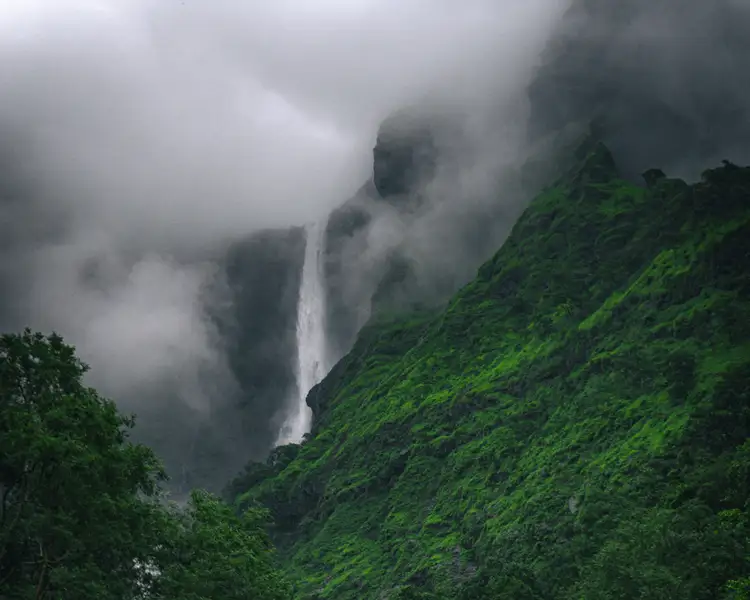 La puissance de la cascade Kalu aux alentours de Malshej dans le Maharashtra 