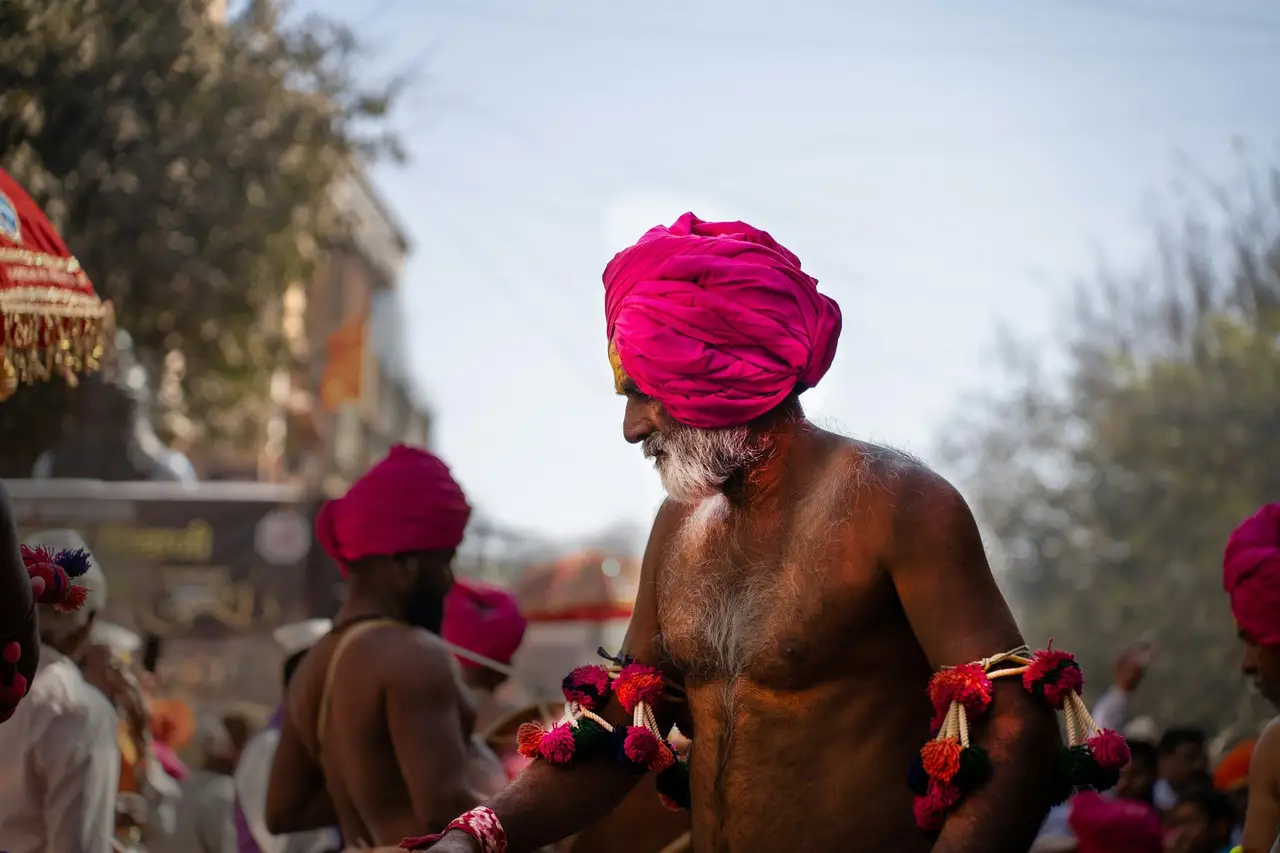 Un hindouiste avec son ruban rose dans les rues de Pune dans le Maharashtra