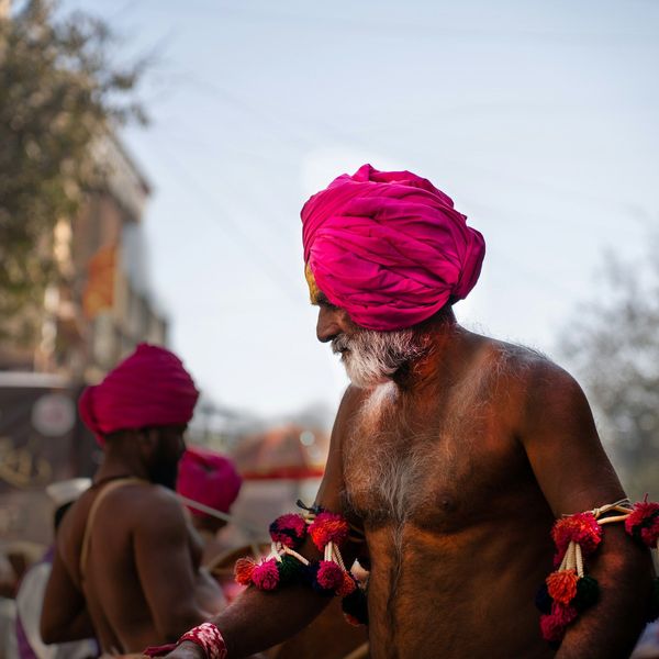 Un hindouiste avec son ruban rose dans les rues de Pune dans le Maharashtra