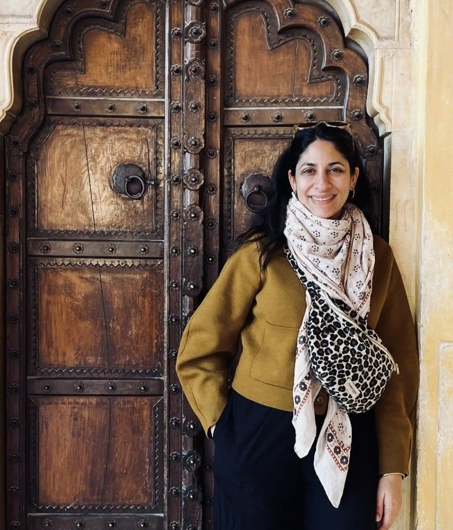 Sanjee devant une porte lors d'un voyage culinaire en Inde