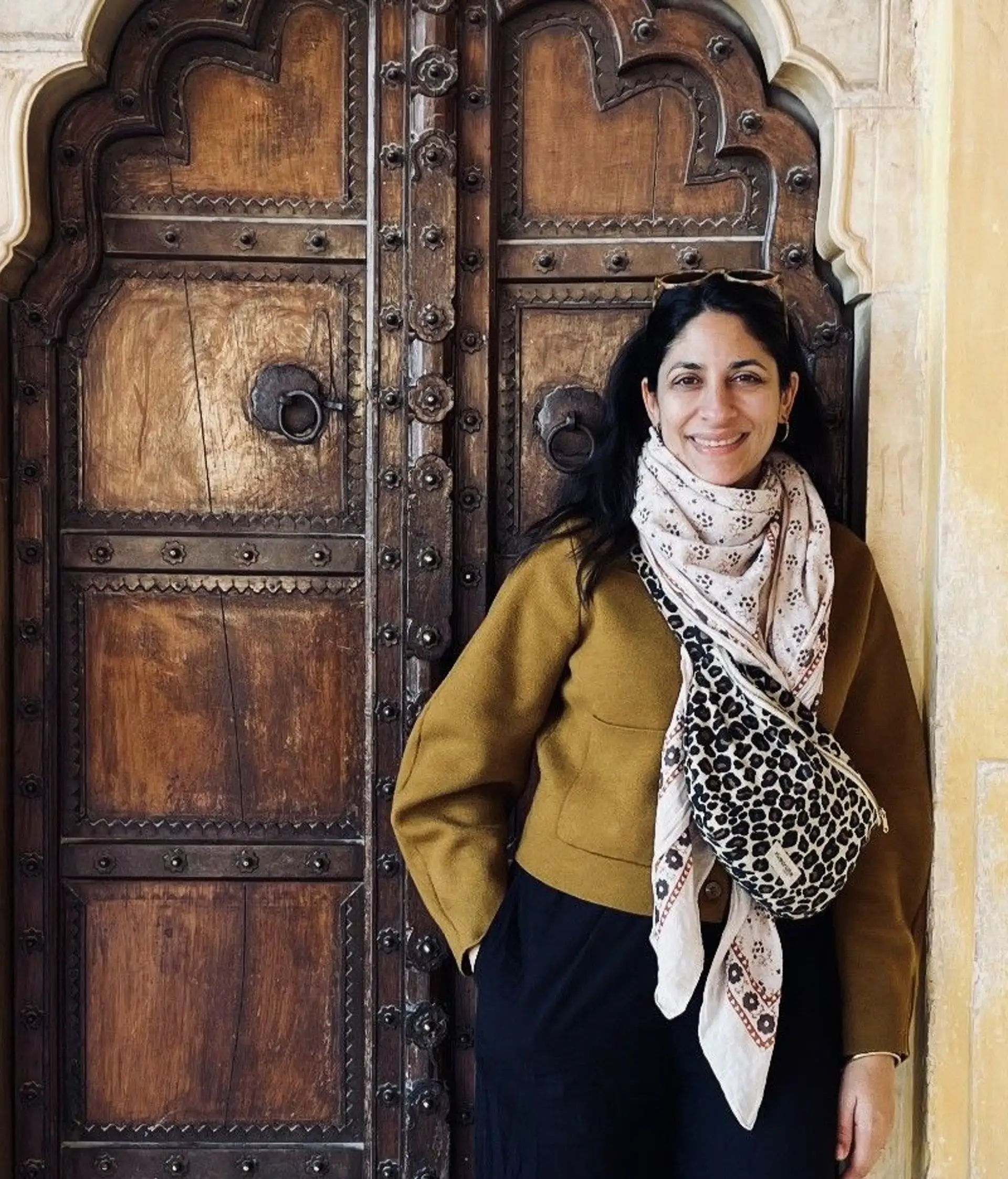 Sanjee devant une porte lors d'un voyage culinaire en Inde