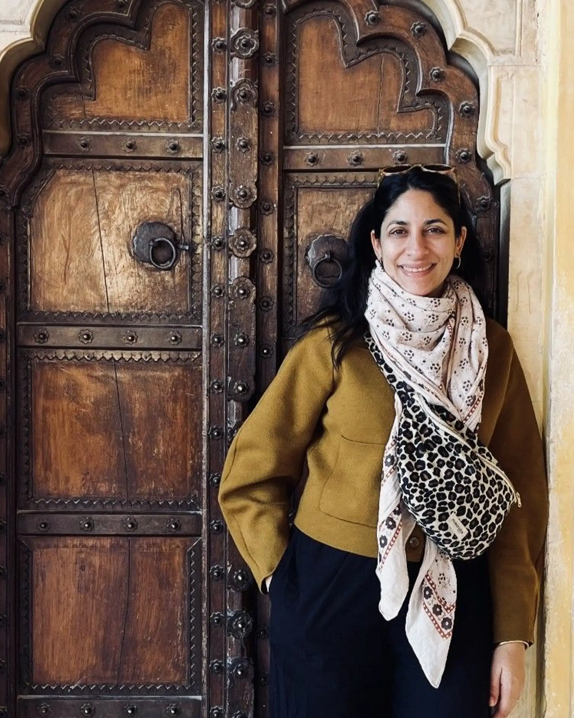 Sanjee devant une porte lors d'un voyage culinaire en Inde