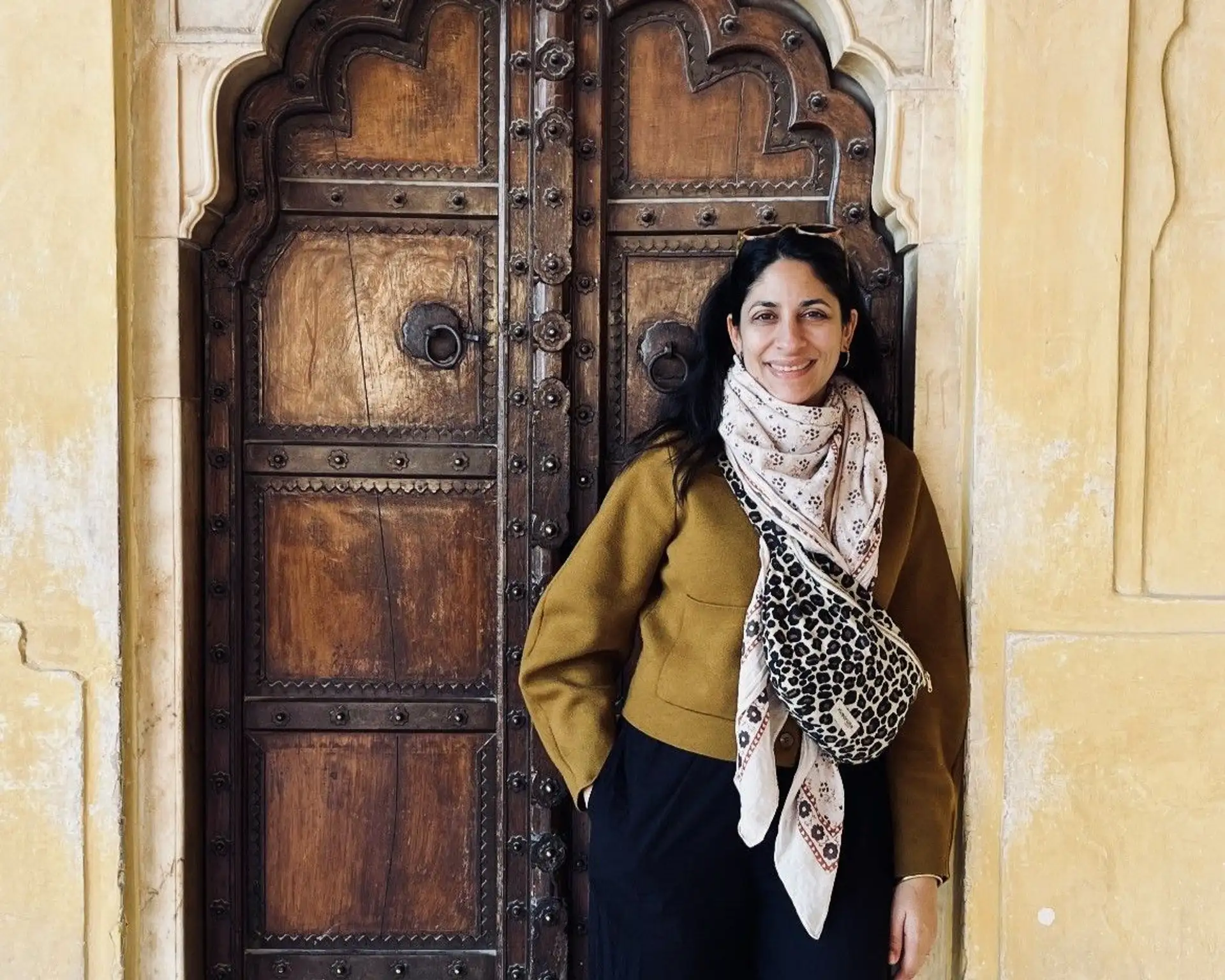 Sanjee devant une porte lors d'un voyage culinaire en Inde