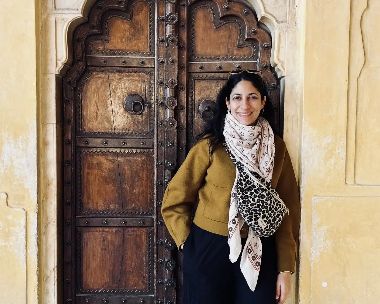 Sanjee devant une porte lors d'un voyage culinaire en Inde