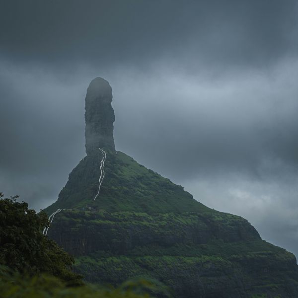 Mangi Tungi sous les nuages pendant un trek dans le Maharashtra