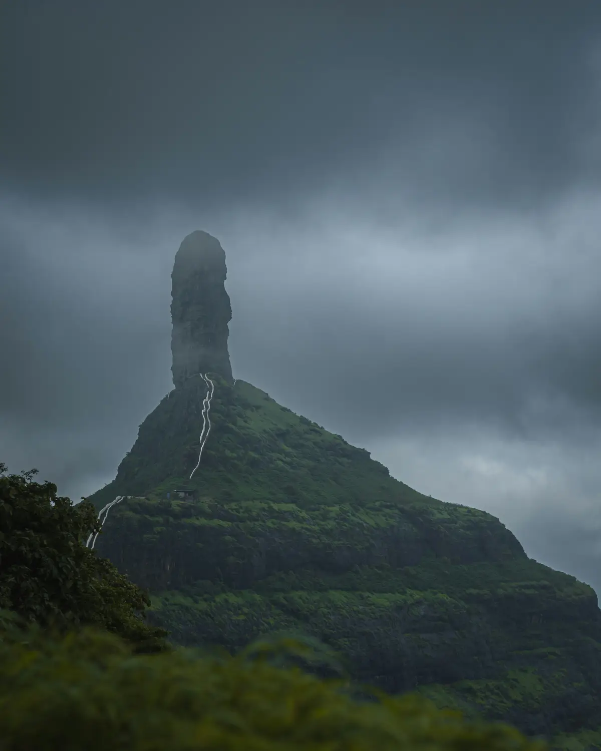 Mangi Tungi sous les nuages pendant un trek dans le Maharashtra