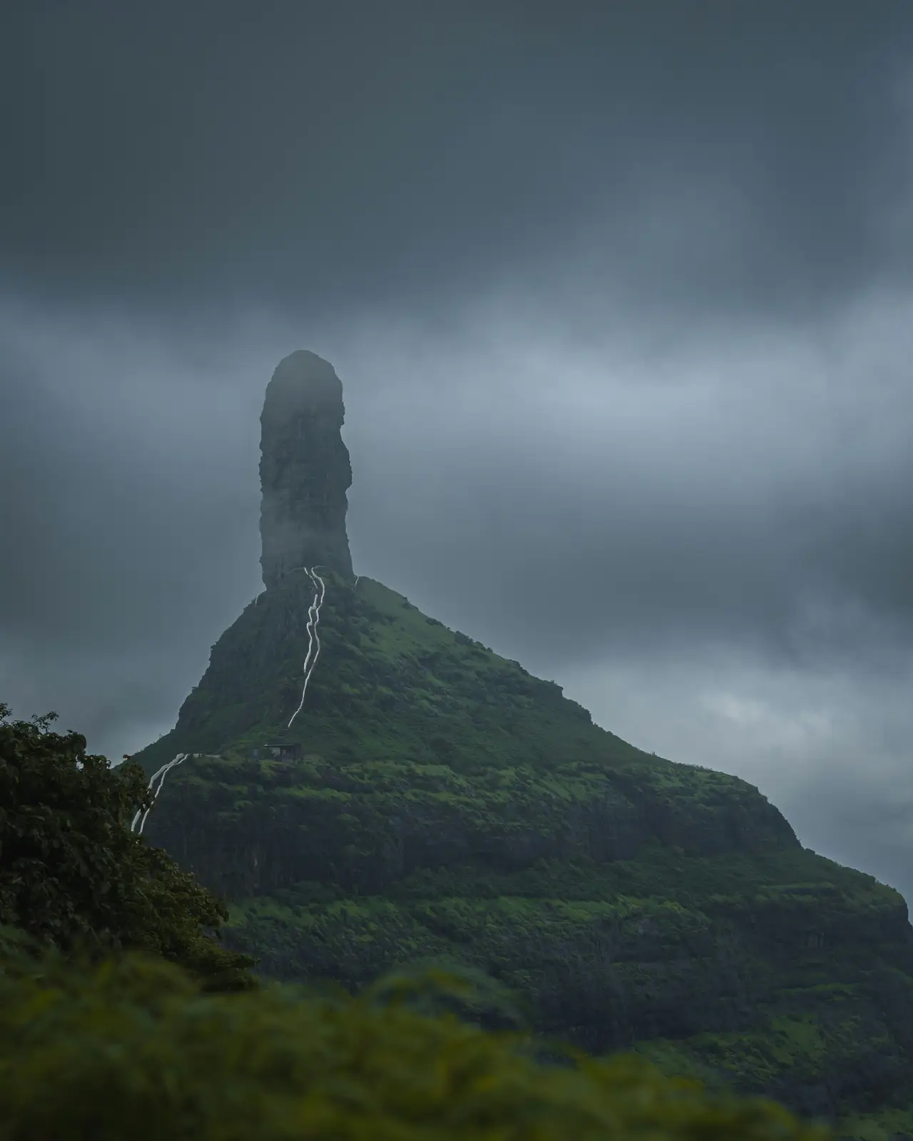 Mangi Tungi sous les nuages pendant un trek dans le Maharashtra