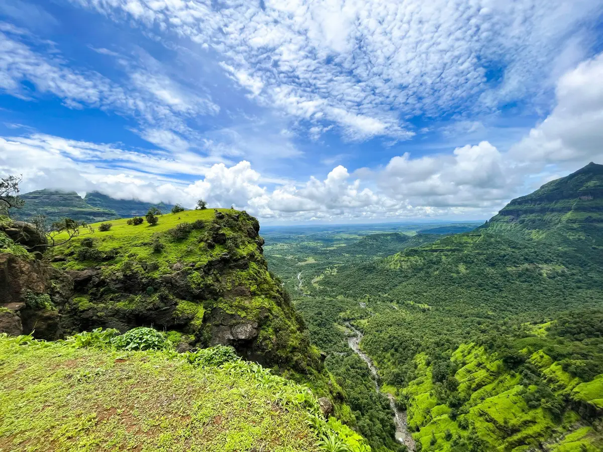 La beauté verdoyante de la région de Malshej et du col de Naneghat en Inde Centrale