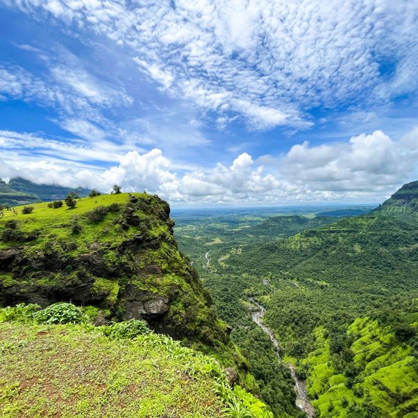 La beauté verdoyante de la région de Malshej et du col de Naneghat en Inde Centrale