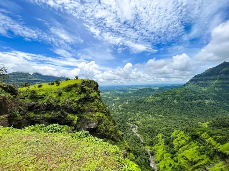 La beauté verdoyante de la région de Malshej et du col de Naneghat en Inde Centrale