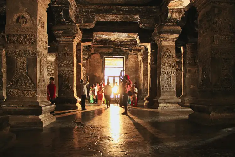 La beauté des grottes d'Ellora en Inde, lors d'un voyage dans le Maharashtra