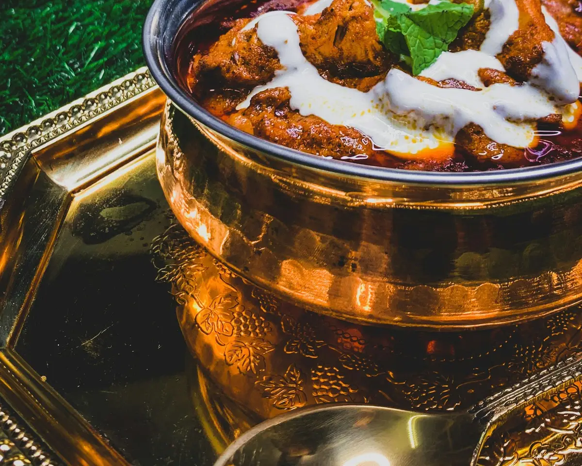 Un plat typique de l'Inde dans un restaurant charmant à découvrir lors d'un voyage en Inde