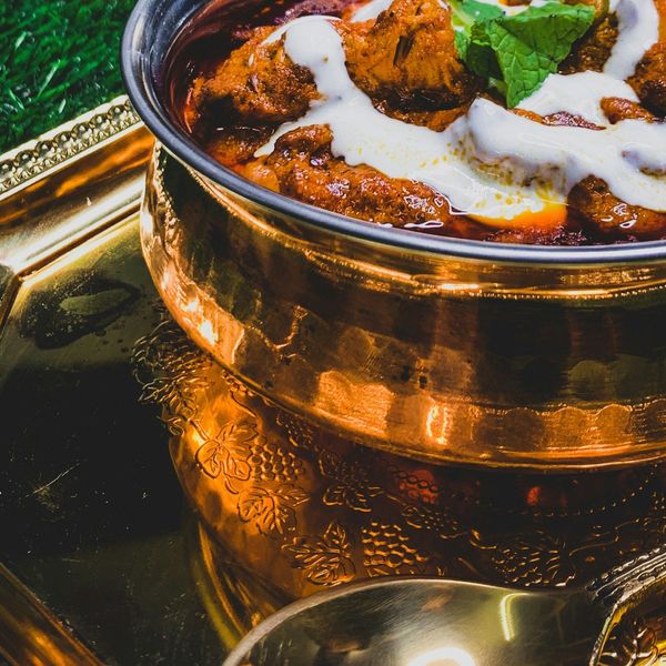Un plat typique de l'Inde dans un restaurant charmant à découvrir lors d'un voyage en Inde