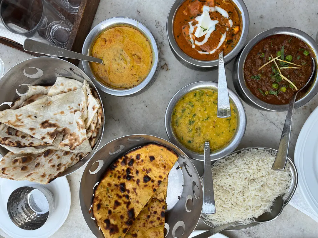 Un repas indien lors d'un voyage culinaire avec Sanjee