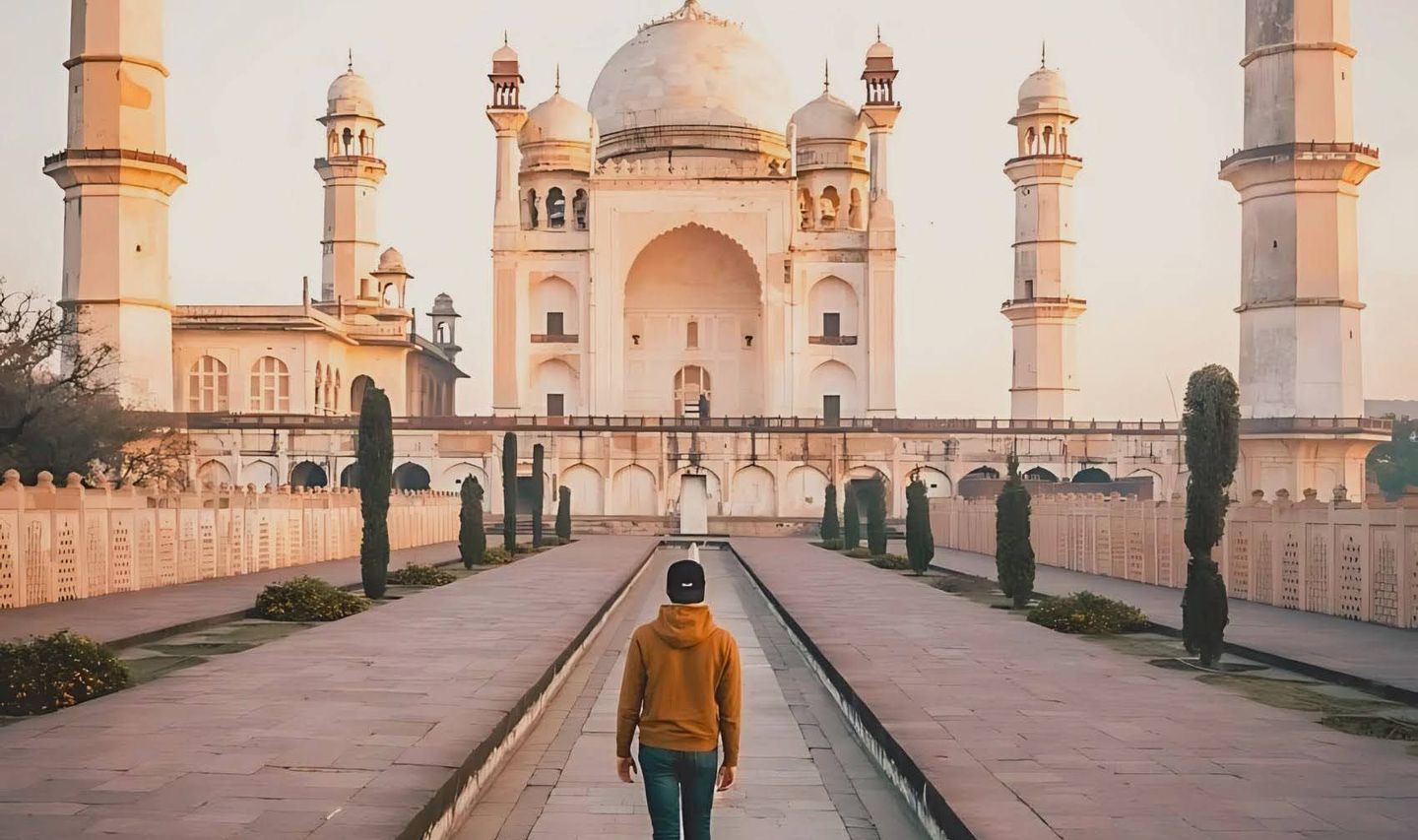Homme de dos devant le Taj Mahal en Inde