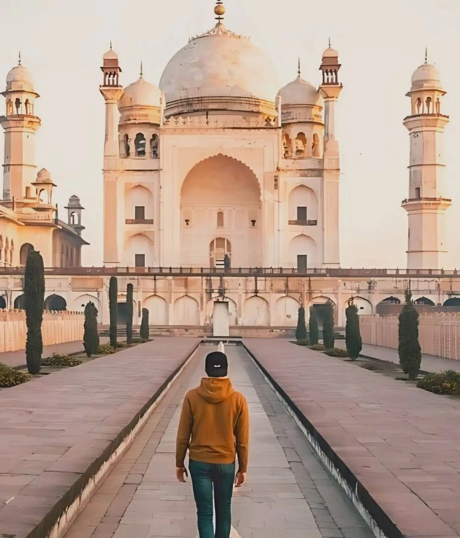 Homme de dos devant le Taj Mahal en Inde