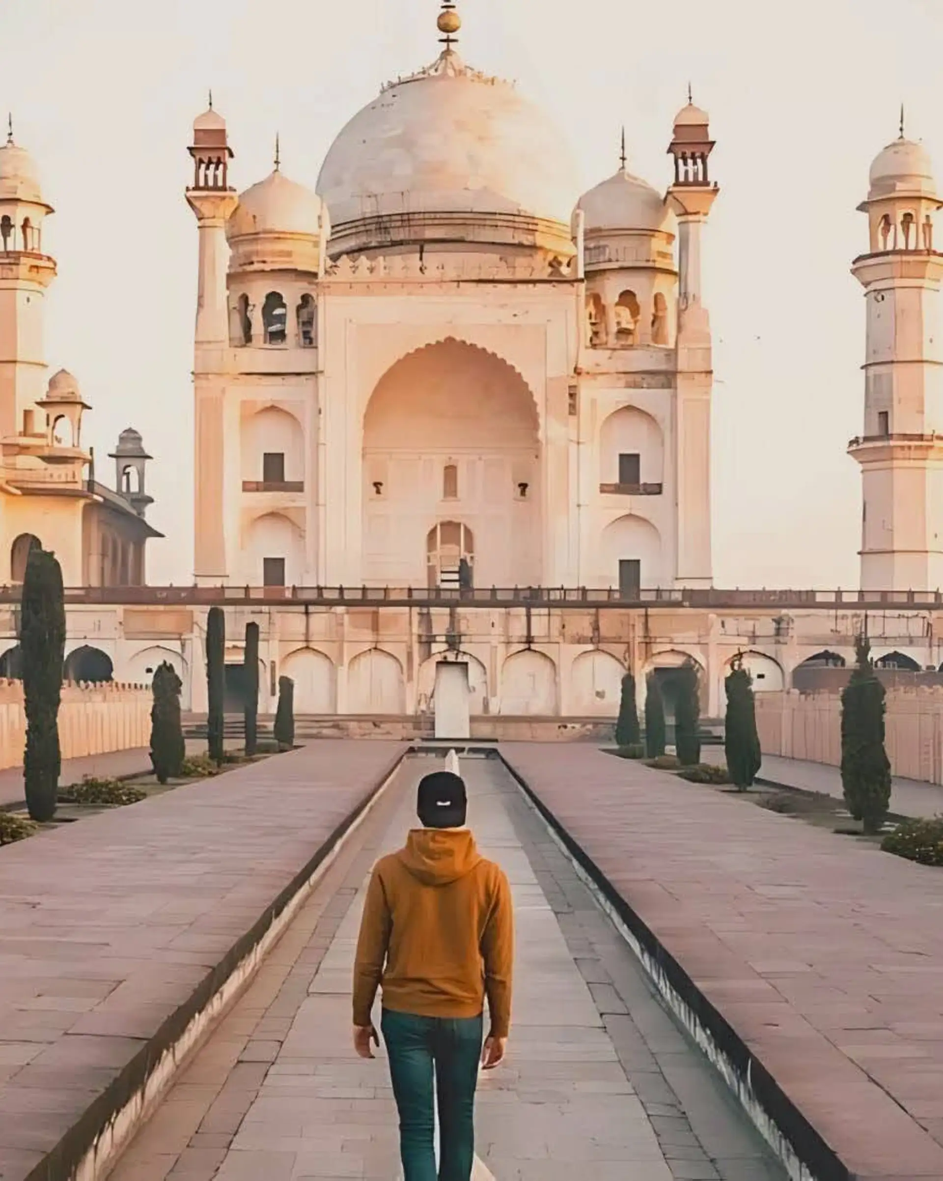 Homme de dos devant le Taj Mahal en Inde