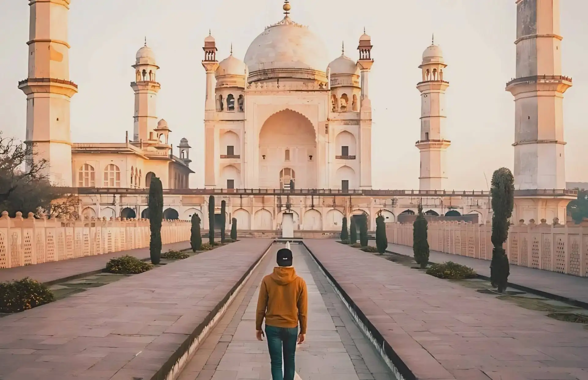 Homme de dos devant le Taj Mahal en Inde