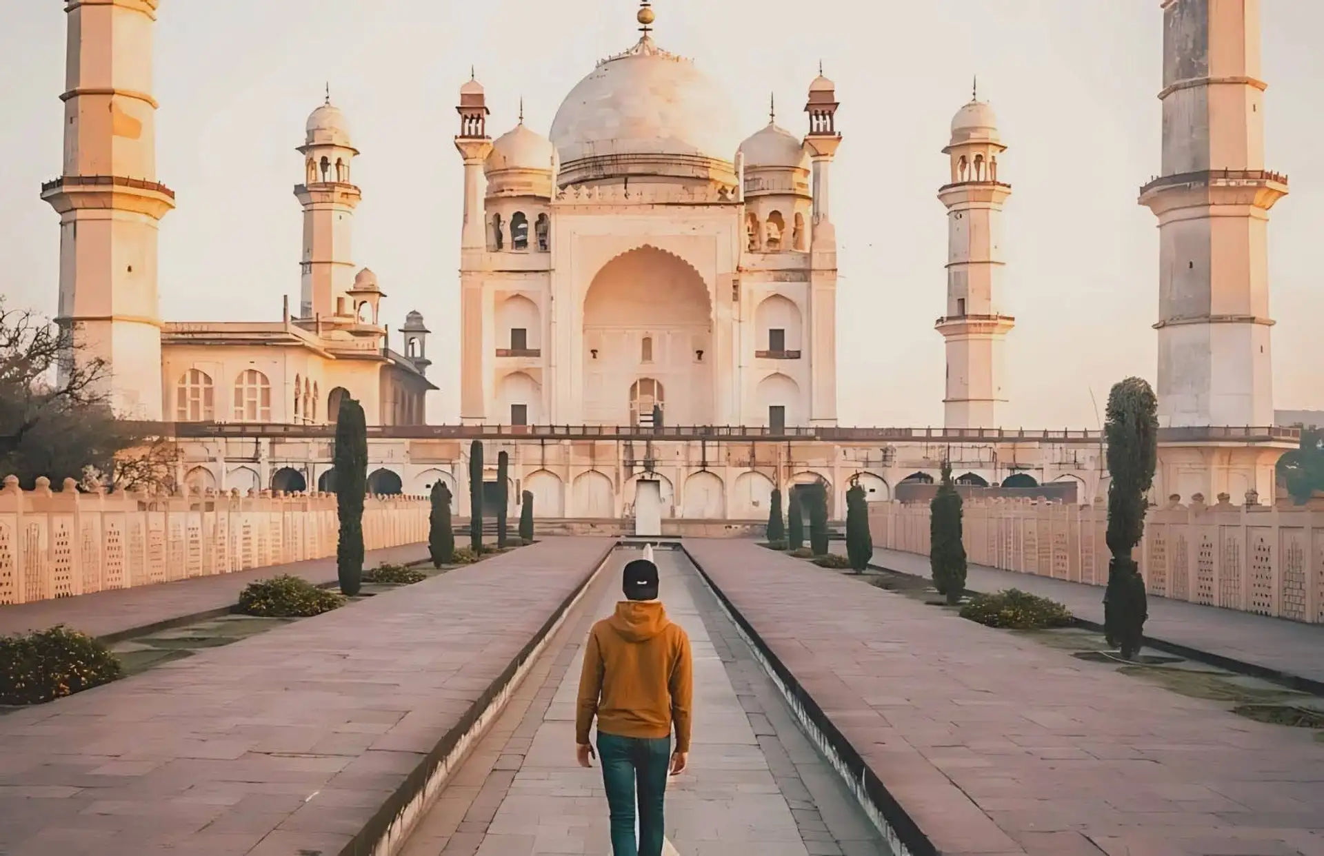 Homme de dos devant le Taj Mahal en Inde