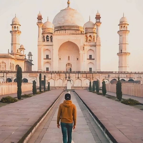 Homme de dos devant le Taj Mahal en Inde