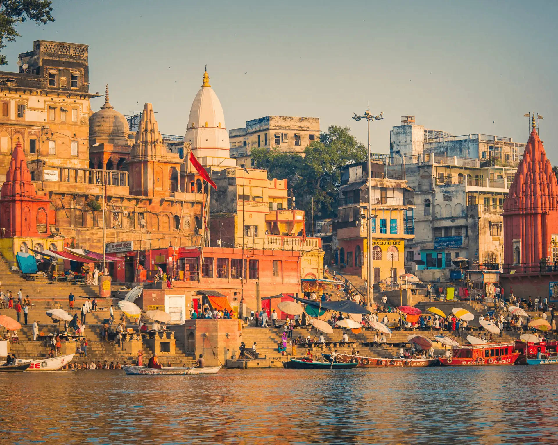 Vue panoramique sur les ghats et les temples de Varanasi le long des rives du Gange en Inde.