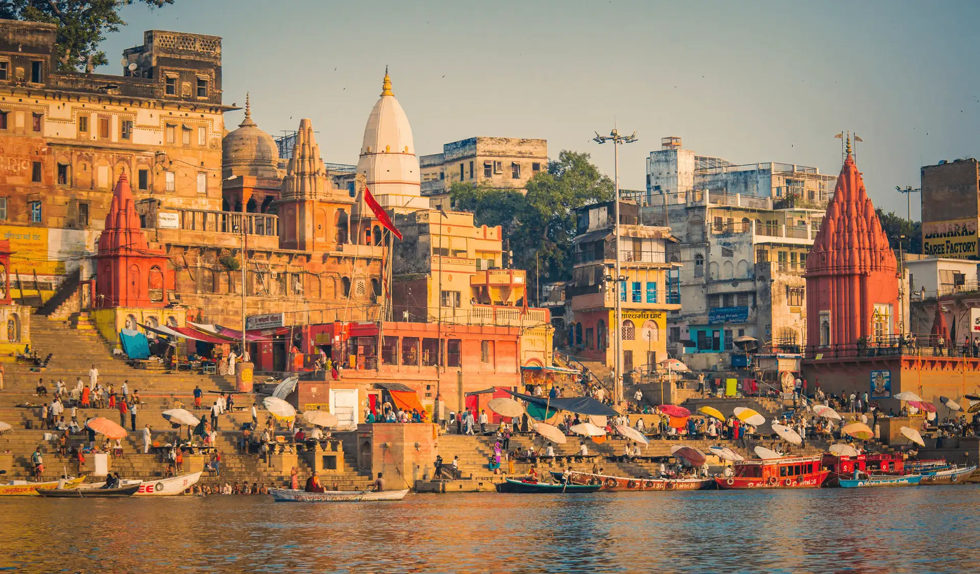 Vue panoramique sur les ghats et les temples de Varanasi le long des rives du Gange en Inde.