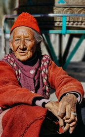  102 / 5 000 Voyage en Inde, au Ladakh : un Indien en costume traditionnel au Ladakh