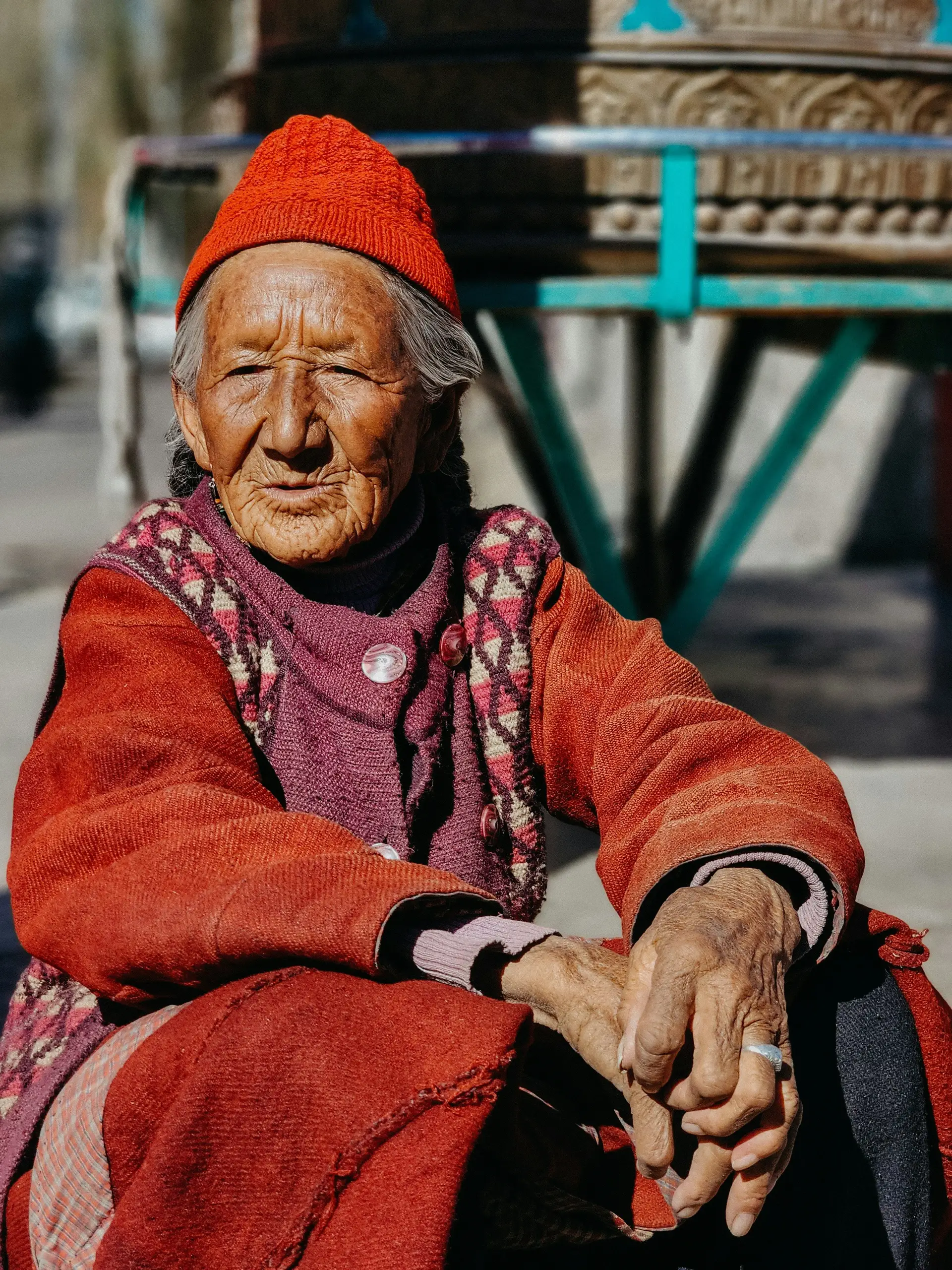  102 / 5 000 Voyage en Inde, au Ladakh : un Indien en costume traditionnel au Ladakh