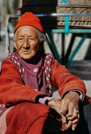  102 / 5 000 Voyage en Inde, au Ladakh : un Indien en costume traditionnel au Ladakh