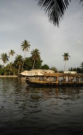 Voyage Inde du Sud : Bateau sur les eaux calmes au Kerala