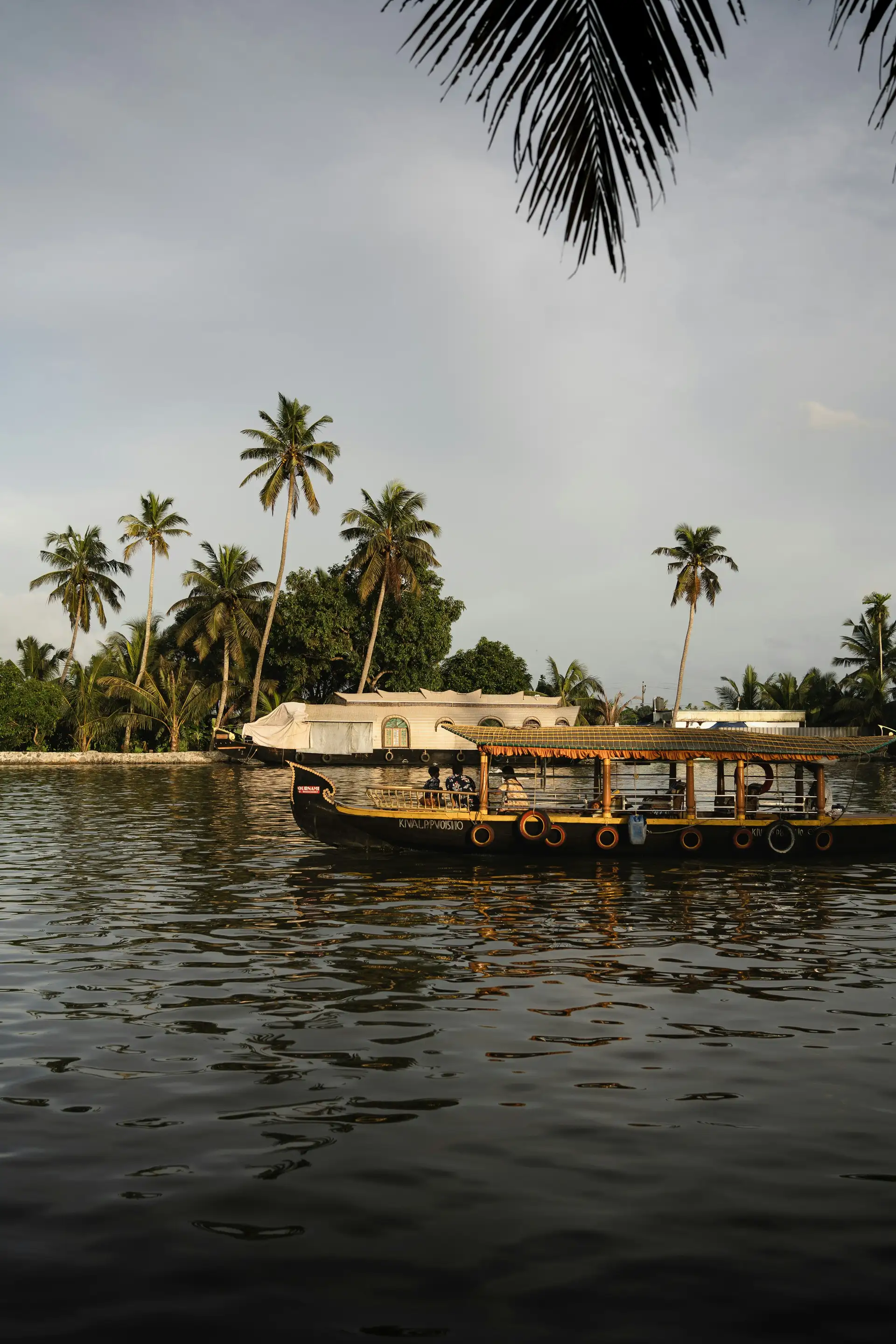 Voyage Inde du Sud : Bateau sur les eaux calmes au Kerala