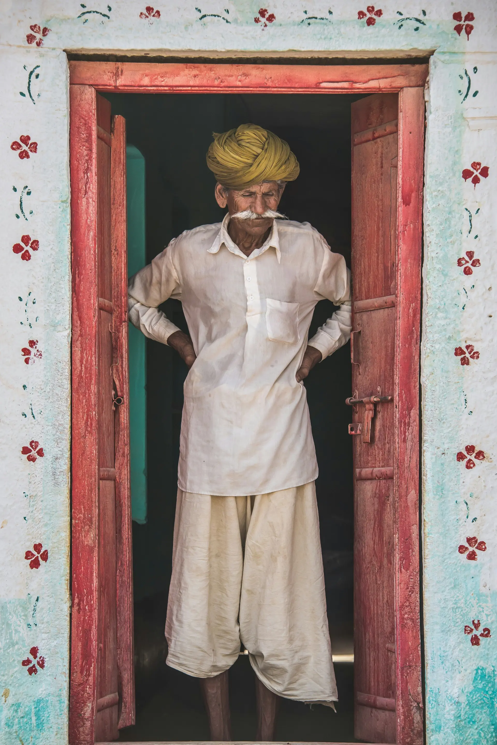 Voyage en Asie - Indien à la vieille moustache devant sa porte