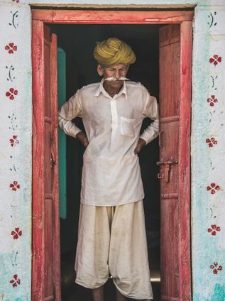 Voyage en Asie - Indien à la vieille moustache devant sa porte